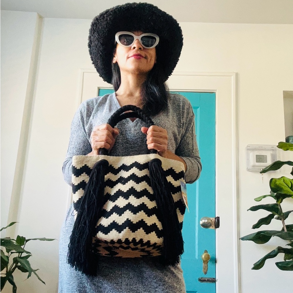 Authentic 100% Wayuu Mochila Colombian Bag Large top handle chevron black beige